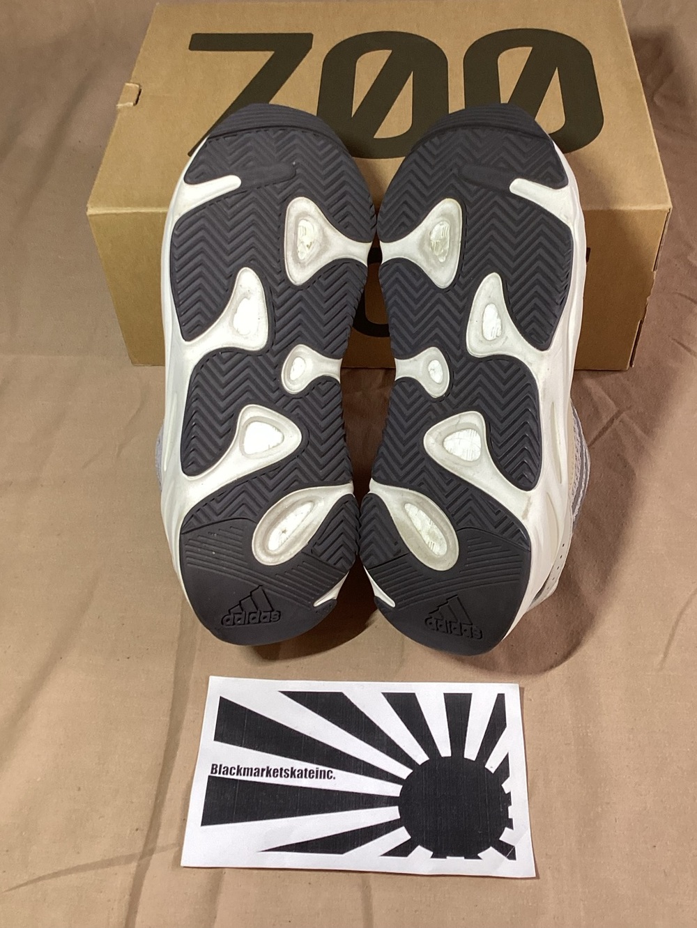 Adidas Yeezy Boost 700 V2 Cream GY7924 Men's Size 10.5 - Picture 3 of 9